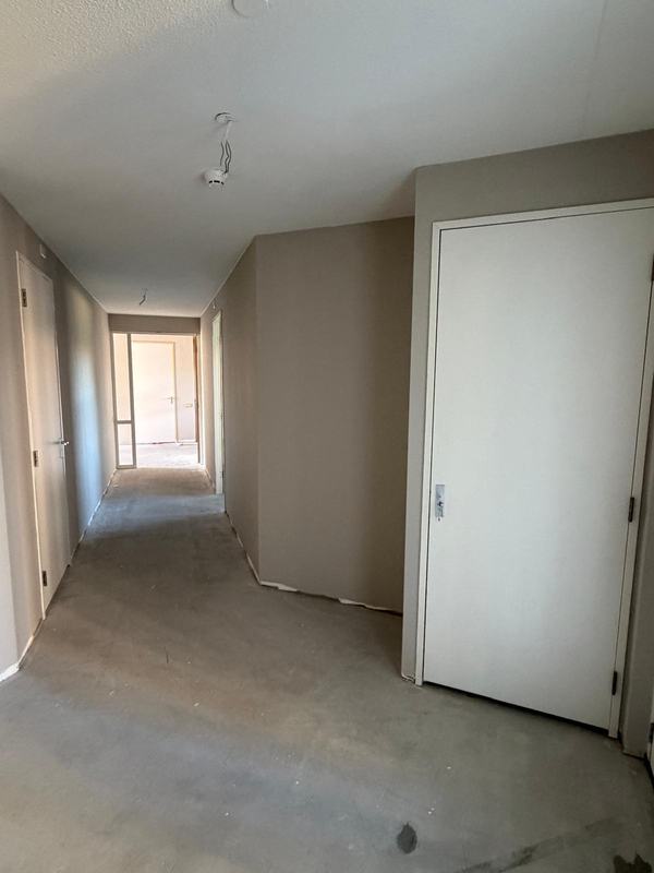 Afgewerkte hal in een gerenoveerd appartement