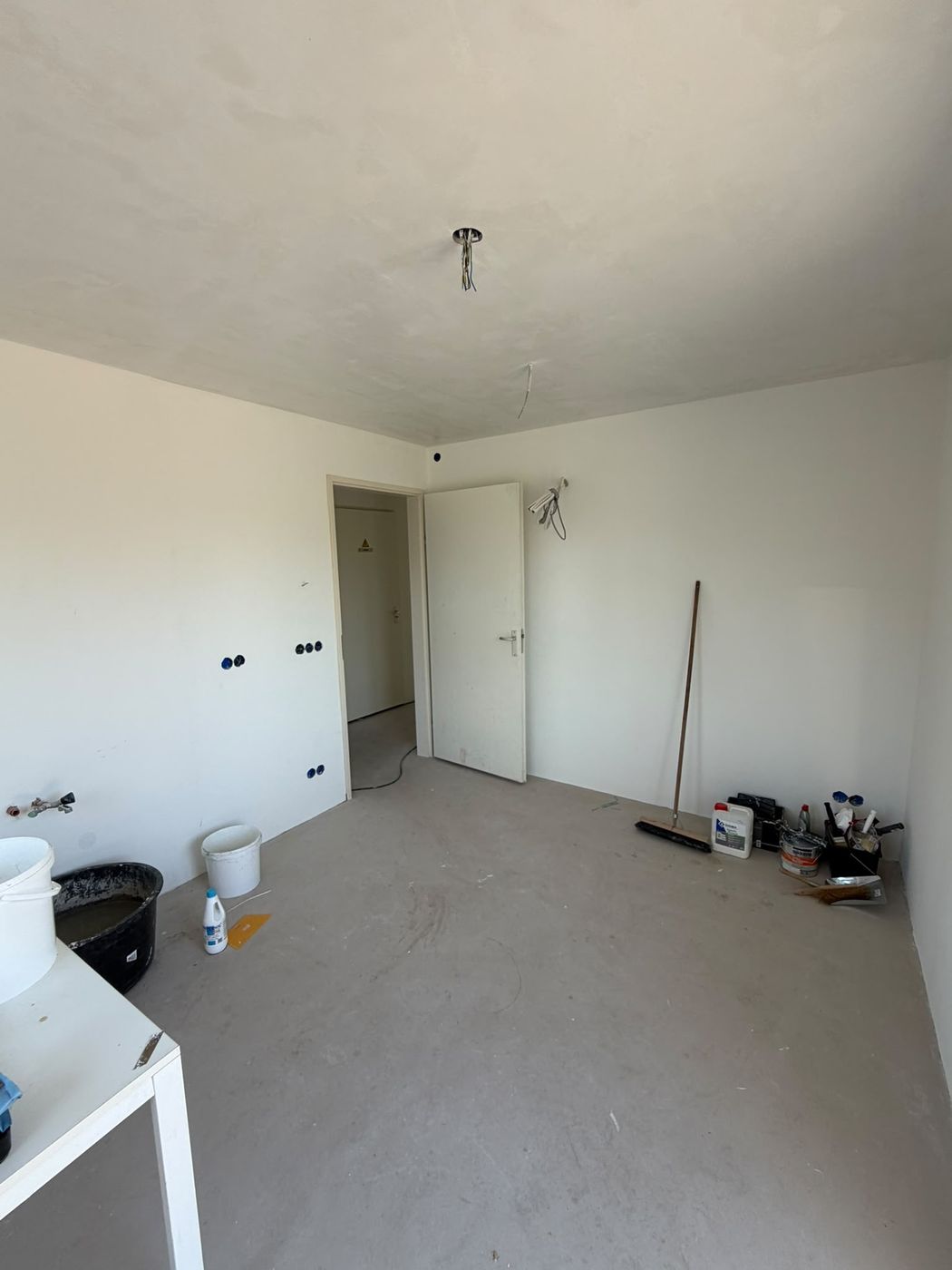 Kamer met vers aangebracht stucwerk op wanden en plafond