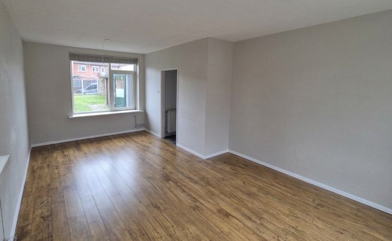 Opgeleverde woonkamer met afgewerkte wanden