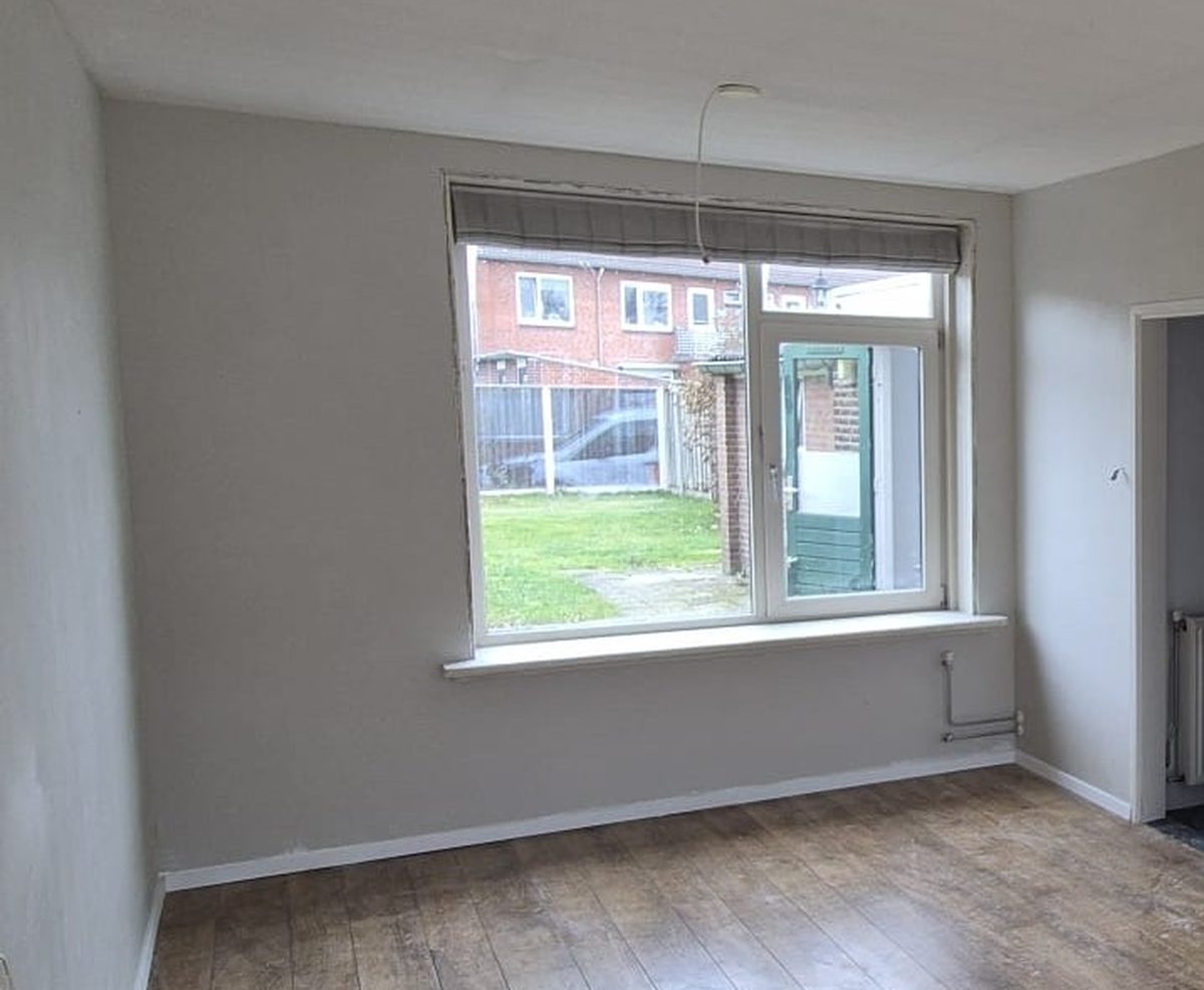 Dezelfde kamer na het stucwerk, wanden en plafond strak afgewerkt