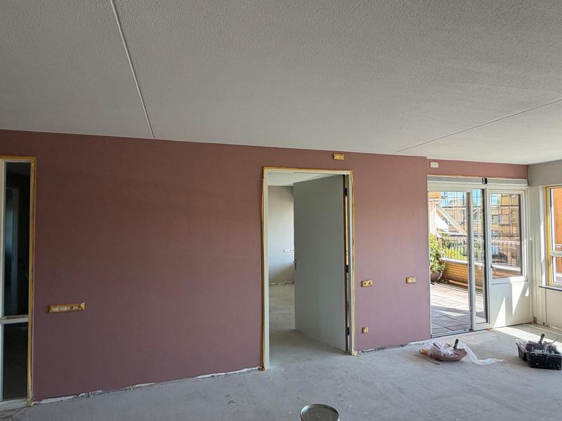 Woonkamer met in kleur gesausde accentwand