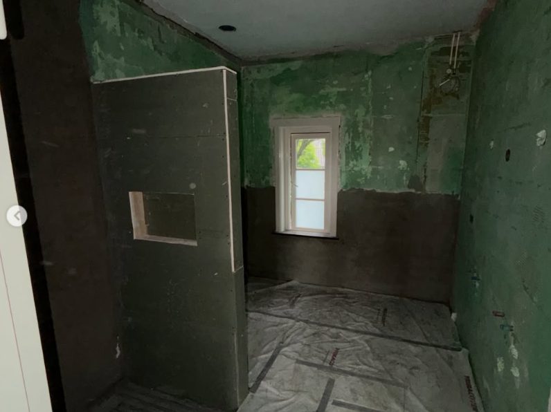 Voor: gestripte badkamer met oude beschadigde wanden