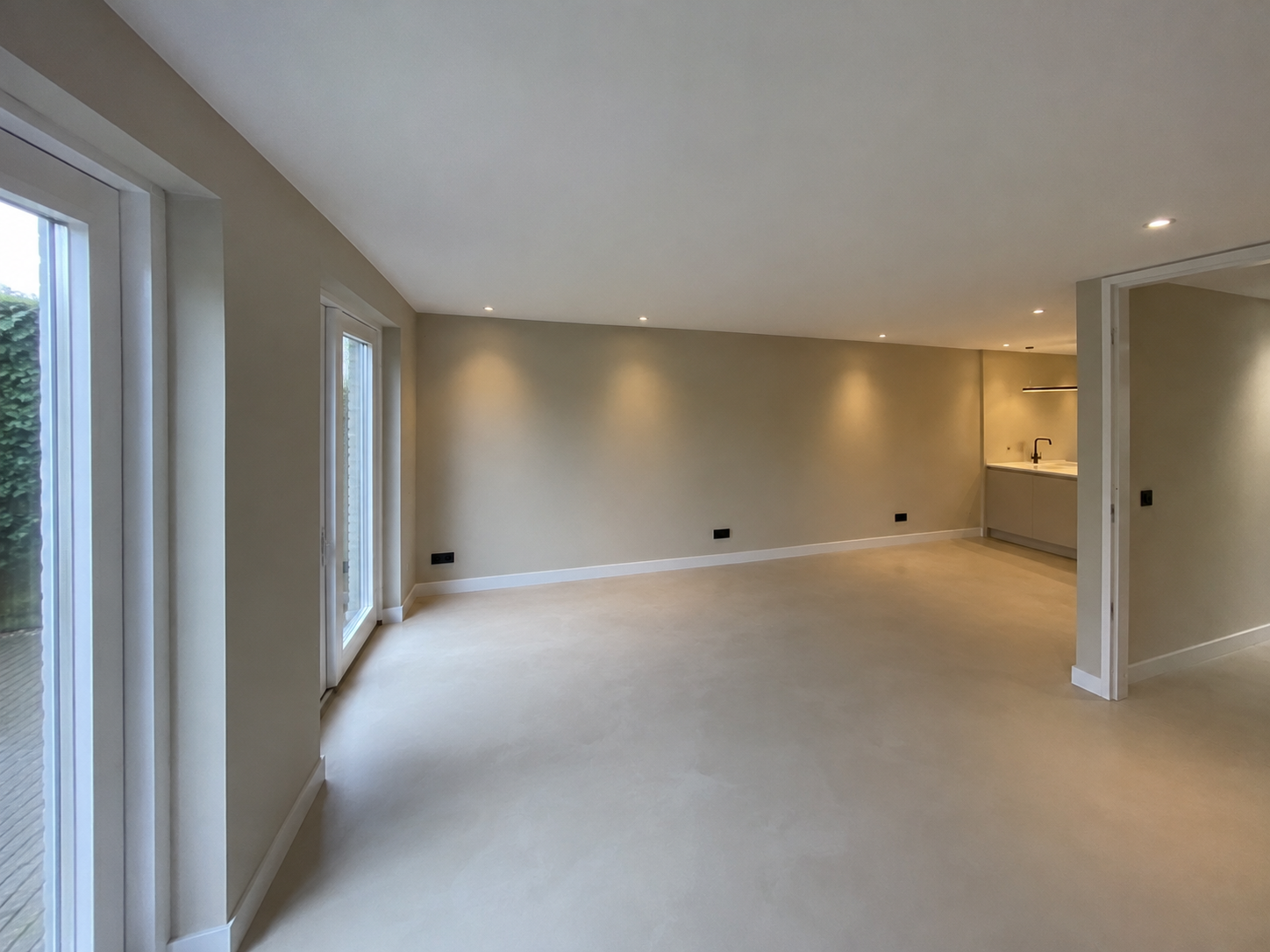 Recent opgeleverde woonkamer met strak stuc- en schilderwerk door TAF Afbouw