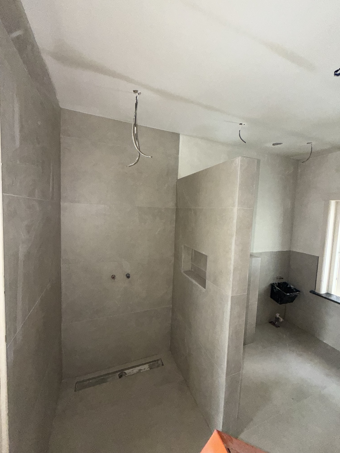Badkamer met glad gestuukte wanden en ingebouwde douchehoek