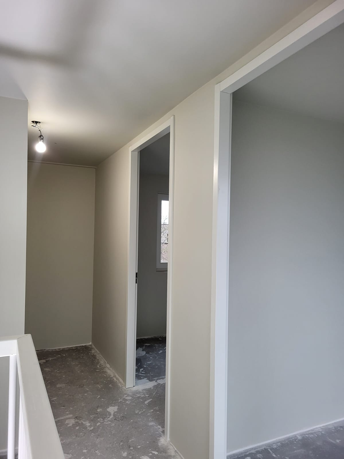 Strak afgewerkte hal en deuropeningen na renovatie