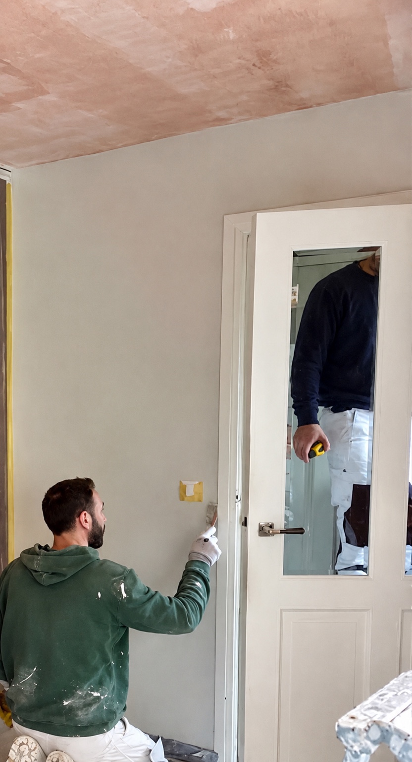Schilder brengt verf aan op een binnendeur