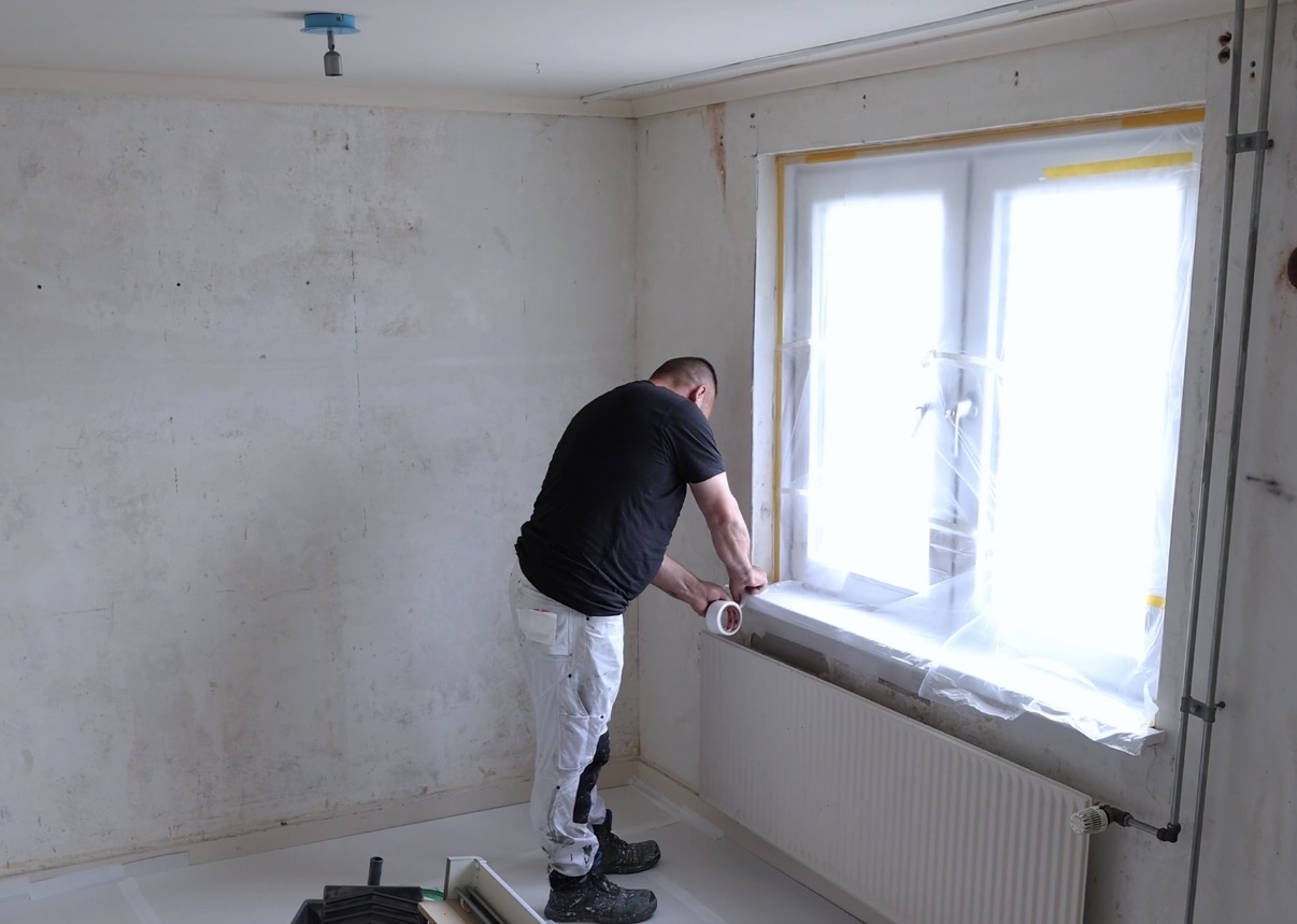 Schilderwerk rond een raam tijdens een renovatieklus