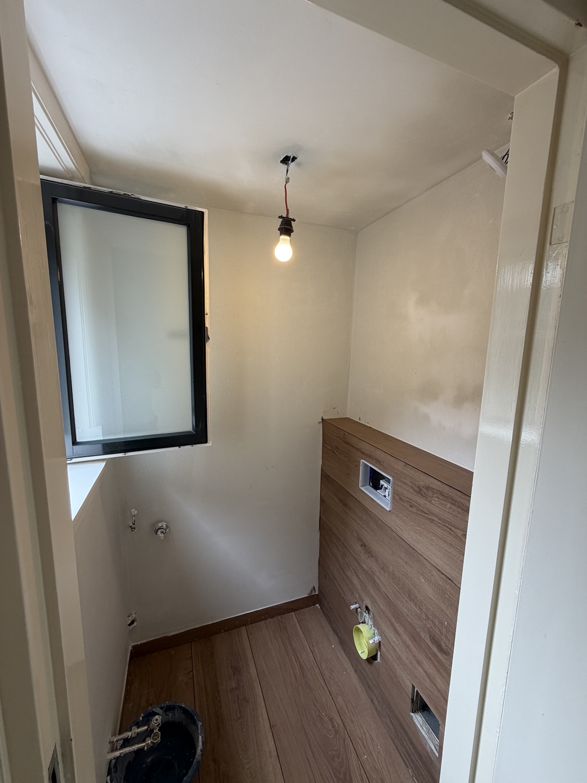 Compacte toiletruimte met strak afgewerkte wanden en tegelwerk